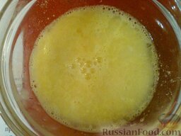 Кальмар в тесте: Поставить утятницу на сильный огонь, налить растительное масло с таким расчетом, чтобы ломтики кальмара свободно плавали в нем, не касаясь дна сковородки.     Пока масло закипает, сделать тесто. Для этого разбить 1 яйцо и хорошенько размешать с 0,5 стакана воды и 1 чайной ложкой соли.