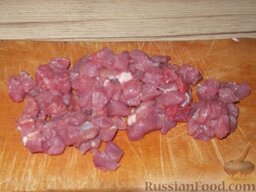 Мясо по-албански: Как приготовить мясо по-албански:    Мясо нарезать мелкими кубиками (примерно по 1 см).