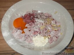 Мясо по-албански: Добавить яйцо, майонез, чеснок (выдавленный через пресс), соль и перец.