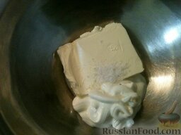 Сырно-луковый пирог: Как приготовить луковый пирог с сыром:    Приготовить тесто для лукового пирога. Смешать масло и сметану. посолить.