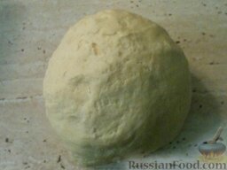 Сырно-луковый пирог: Из муки, сметаны, масла и соли замесить тесто.