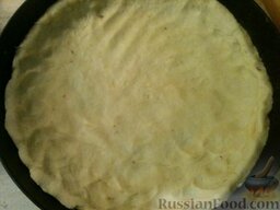 Сырно-луковый пирог: На небольшую сковороду (23-25 см в диаметре), не смазанную маслом, выложить тесто, разгладить его, загнуть кверху края.