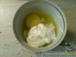 Сырно-луковый пирог: Взбить сметану с яйцом и солью.