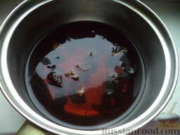 Картофельные котлеты с грибной подливкой: Как приготовить картофельные котлеты с грибной подливкой:    Грибы замочите в 2 стаканах воды на 2-4 часа.
