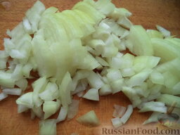 Картофельные котлеты с грибной подливкой: Лук очистите, вымойте, мелко нарежьте.