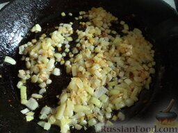 Картофельные котлеты с грибной подливкой: Разогрейте другую сковороду, налейте растительное масло. В горячее масло выложите лук. Лук отдельно пассеруйте на растительном масле на среднем огне (3-4 минуты).