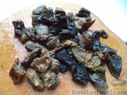 Картофельные котлеты с грибной подливкой: Грибы выньте из грибного бульона. Грибы мелко нарежьте.