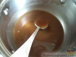 Картофельные котлеты с грибной подливкой: Разведенную муку влейте в грибной отвар, чтобы получился соус-подливка для котлет.