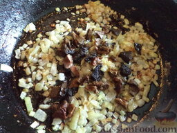 Картофельные котлеты с грибной подливкой: Грибы смешайте с пассерованным луком.
