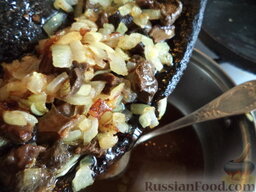 Картофельные котлеты с грибной подливкой: Грибы с луком добавьте в соус.