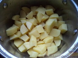 Картофельные котлеты с грибной подливкой: Картофель очистите, вымойте, нарежьте на кусочки, выложите в кастрюлю.