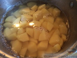 Картофельные котлеты с грибной подливкой: Вскипятите чайник. Картофель залейте кипятком, посолите.  Очищенный картофель отварите в небольшом количестве подсоленной воды до готовности (20-25 минут).