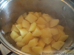 Картофельные котлеты с грибной подливкой: Затем воду слейте, картофель высушите (около 1 минуты).