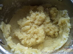 Картофельные котлеты с грибной подливкой: В готовое пюре вбейте сырые яйца (можно только желтки), но надо следить, чтобы белки не заварились. Все тщательно перемешайте.