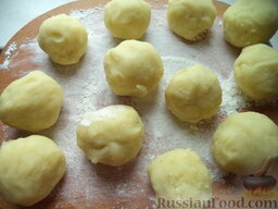Картофельные котлеты с грибной подливкой: Сделайте шарики и сложите их на некотором расстоянии друг от друга на подпыленную пшеничной мукой разделочную доску. Чтобы картофельная масса не липла, руки должны быть в муке.