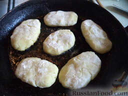 Картофельные котлеты с грибной подливкой: Далее котлеты поджаривайте на любом жире. Для этого разогрейте сковороду, налейте масло. В горячее масло выложите подготовленные котлеты. Жарьте котлеты на среднем огне до золотистости, вначале с одной стороны (3-5 минут).