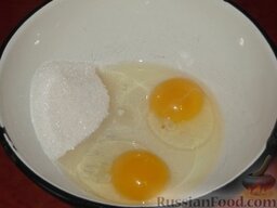 Блинчики с творогом: Как приготовить блинчики с творогом:    Приготовление теста.   Яйца растереть с солью и сахаром.