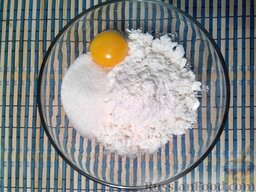 Простые сырники: В протертый творог добавить муку (2/3 от нормы), яйца, сахар, соль. Можно добавить ванилин.