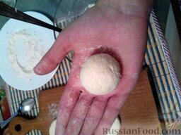 Простые сырники: Взять столовую ложку творожной массы и скатать ее в шарик.