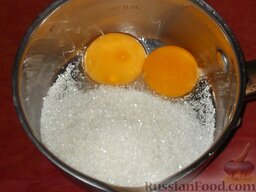 Крем творожный: Из молока, муки, яйца и сахара приготовить соус следующим образом: Отделить в маленькую кастрюльку желтки, растереть с сахаром.