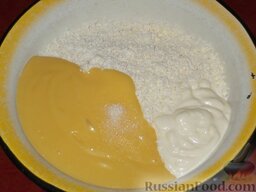 Крем творожный: Затем добавить в протертый через сито творог крем, сметану, ванильный сахар, снова растереть.