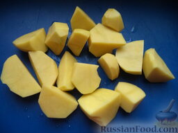 Простой рыбный суп (рыбацкая уха): Картофелины очистить, вымыть, разрезать пополам или на четвертинки.