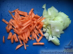 Простой рыбный суп (рыбацкая уха): Очистить, вымыть лук и морковь. Лук крупно нарезать. Морковь нарезать соломкой.