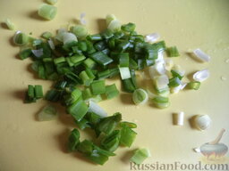 Простой рыбный суп (рыбацкая уха): Лук зеленый вымыть, нарезать мелко.