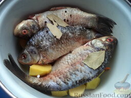 Простой рыбный суп (рыбацкая уха): В кастрюлю положить картофель, лук и целиком рыбу.