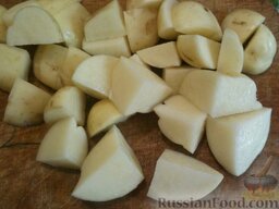 Овощное рагу на сметане: Тщательно вымыть и очистить картофелины, нарезать небольшими кубиками.