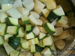 Овощное рагу на сметане: На сковороде разогреть масло. Выложить кабачок и картофель, перемешать и обжарить на масле, сливочном или растительном, до золотистого цвета - 5-8 минут на сильном огне, помешивая.