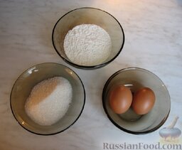 Оладьи из тыквы и яблок: Подготовим яйца, сахар и муку.