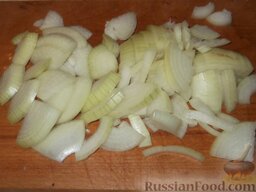 Жаркое из утки с картофелем: Лук очистить и нарезать.