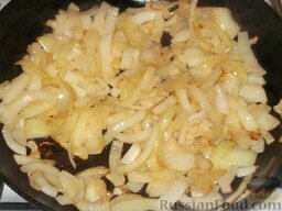 Жаркое из утки с картофелем: На сковороде разогреть немного жира, который вытопился из утки. Пассеровать лук до золотистого цвета (7 минут) на среднем огне.