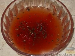Жаркое из утки с картофелем: Приготовить соус. Для этого развести томатную пасту водой (0,5 стакана). Добавить перец.