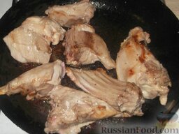 Кролик в сметане: На сковороде растопить масло. Мясо обжарить на среднем огне на сливочном масле до золотистой корочки (10 минут, время от времени переворачивая куски).