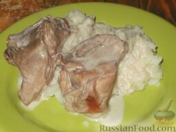 Кролик в сметане: Подавать кролика с отварным картофелем или отварным рисом, заливая соусом, в котором он тушился.    Можно посыпать мелко нарубленной зеленью.