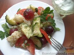 Салат из цветной капусты: При подаче оформить салат из цветной капусты зеленью. Сметану подать отдельно.  Приятного аппетита!