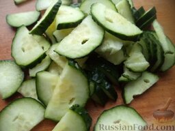 Салат из цветной капусты: Огурец помыть, нарезать ломтиками.