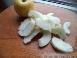 Салат из цветной капусты: Яблоки помыть, очистить от  кожицы и семян. Очищенные от кожицы и семян яблоки нарезать ломтиками.