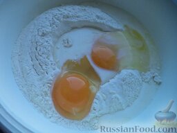Тесто для вареников: Затем вводят яйца, соль, сахар, растопленное масло.