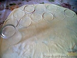 Тесто для вареников: Иногда вареники делают полукруглой формы. Для этого нужно из раскатанного теста вырезать круглые коржики, например стаканом.