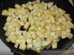 Закуска острая из кабачков с чесноком: Подготовленные кабачки выкладывают на сковороду, добавляют 2 ст. ложки масла. Перемешивают и обжаривают 0,5 минуты.