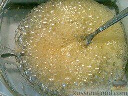 Чак-чак: Мед растапливают, добавляют сахар и мешают до тех пор, пока сахар не растворится.