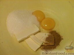 Печенье из овсяных хлопьев: Желтки отделяют от белков. Половину сливочного масла растирают с сахаром, яичными желтками и корицей до растворения сахара.