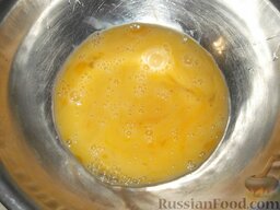 Чак-чак (изделие из теста): Как приготовить чак-чак (изделие из теста):    Яйца взбивают и солят.