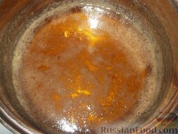 Чак-чак (изделие из теста): Ставят на медленный огонь и варят медовый сироп для чак-чака 5 минут.    Густой сироп, сваренный из воды, сахара и меда остужают до 70°.