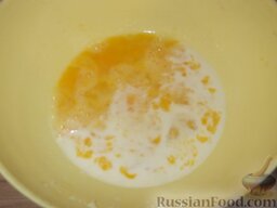 Баурсак: Как делать баурсак:    Готовят тесто. Для этого смешивают яйца, молоко, растительное масло (20 г), соль и сахар.