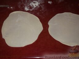 Чуду с творогом: Способ 2:    Каждую порцию теста делят еще на две части (примерно по 50 г). Раскатывают их в очень тонкие (1 мм) круглые лепешки.