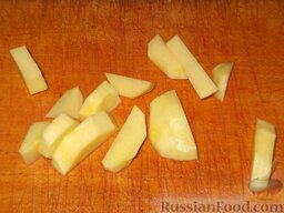 Борщ красный холодный: Картофель очищают, моют и нарезают дольками.